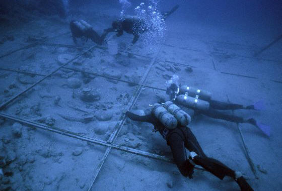 Опасные для жизни подводные раскопки дайверов